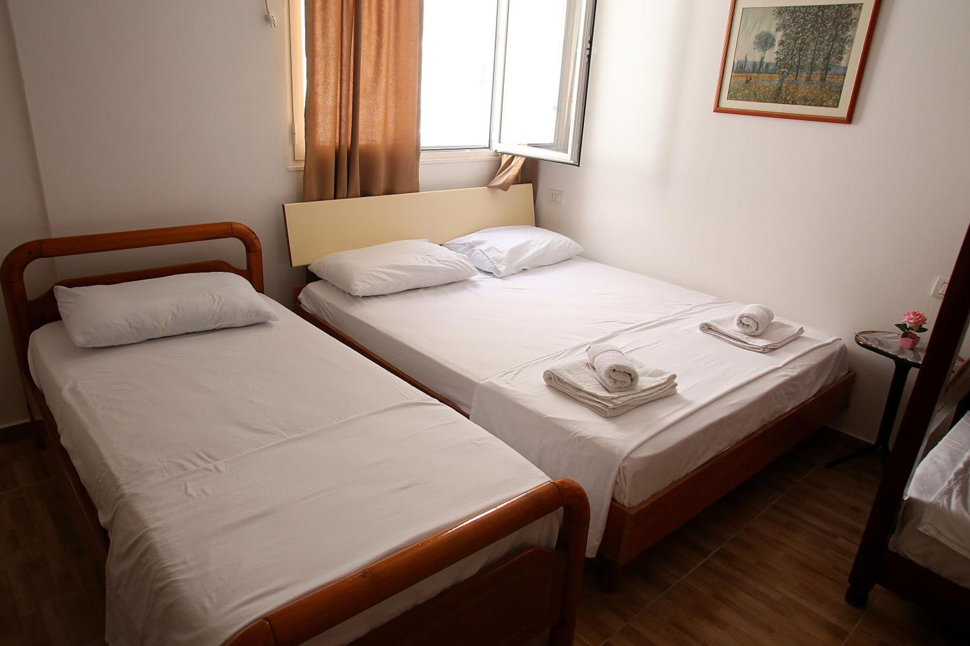 Vila Hyseni Durrës Habitación foto